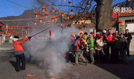 放鞭炮的视频,喜庆氛围浓烈——放鞭炮视频精彩瞬间回顾